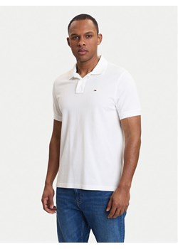 Tommy Jeans Polo DM0DM22711 Écru Regular Fit ze sklepu MODIVO w kategorii T-shirty męskie - zdjęcie 189056103