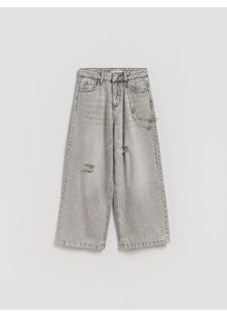 Reserved - Jeansy super wide leg z łańcuchem - jasnoszary ze sklepu Reserved w kategorii Spodnie dziewczęce - zdjęcie 189058433