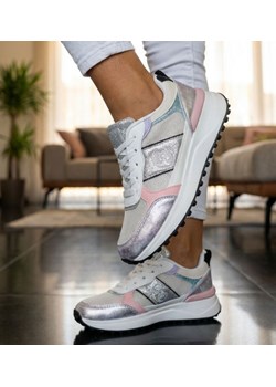 Białe sneakersy z pastelowymi wstawkami /F8-3 18842 T232/ ze sklepu Pantofelek24.pl w kategorii Buty sportowe damskie - zdjęcie 189059070