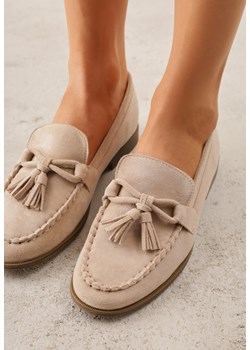 Beżowe Mokasyny z Imitacji Zamszu z Aplikacją w Kształcie Kokardy z Frędzlami Edea ze sklepu renee.pl w kategorii Mokasyny damskie - zdjęcie 189062102