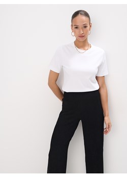 Mohito - Biały t-shirt z merceryzowanej bawełny - biały ze sklepu Mohito w kategorii Bluzki damskie - zdjęcie 189083683