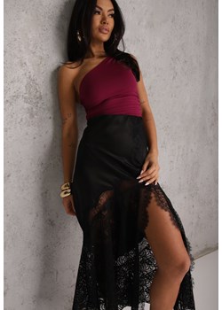 Czarna Satynowa Spódnica Ozdobiona Rozcięciem na Nogę i Koronką Saviraet ze sklepu renee.pl w kategorii Spódnice - zdjęcie 189084373