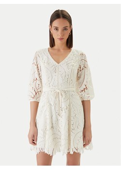 Guess Sukienka koktajlowa W6GK91 W2162 Biały Classic Fit ze sklepu MODIVO w kategorii Sukienki - zdjęcie 189095312