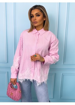 KOSZULA OVERSIZE W PASKI Z KORONKOWYMI WSTAWKAMI- RÓŻOWA ze sklepu olika.com.pl w kategorii Koszule damskie - zdjęcie 189097161