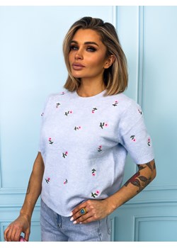 SWETER NA KRÓTKI RĘKAW Z HAFTOWANYMI KWIATAMI-NIEBIESKI ze sklepu olika.com.pl w kategorii Swetry damskie - zdjęcie 189097162