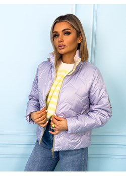 KURTKA PRZEJŚCIOWA PIKOWANA Z NASZYWKĄ NA RĘKAWIE-JASNY FIOLET ze sklepu olika.com.pl w kategorii Kurtki damskie - zdjęcie 189097173