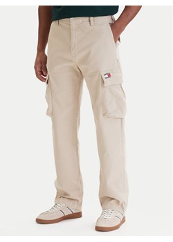 Tommy Jeans Spodnie cargo Otis DM0DM22403 Beżowy Regular Fit ze sklepu MODIVO w kategorii Spodnie męskie - zdjęcie 189099084