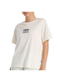 Koszulka damska New Balance WT51541SST - beżowa ze sklepu streetstyle24.pl w kategorii Bluzki damskie - zdjęcie 189099931