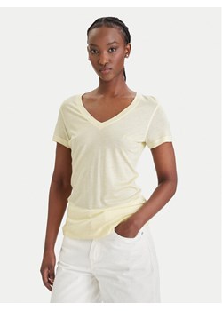 Guess T-Shirt W5GP31 KCSX2 Żółty Classic Fit ze sklepu MODIVO w kategorii Bluzki damskie - zdjęcie 189101794