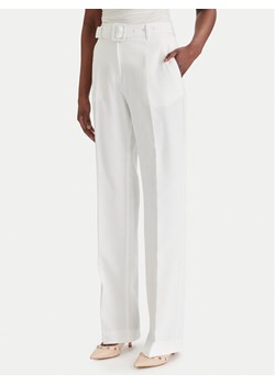 Guess Spodnie materiałowe W6GB05 W1765 Biały Regular Fit ze sklepu MODIVO w kategorii Spodnie damskie - zdjęcie 189101830