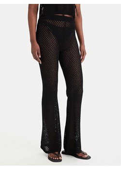 Guess Spodnie materiałowe E6GB05 Z5632 Czarny Regular Fit ze sklepu MODIVO w kategorii Odzież plażowa - zdjęcie 189101910