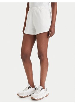 Guess Szorty sportowe V6GD14 K3090 Biały Regular Fit ze sklepu MODIVO w kategorii Szorty - zdjęcie 189101912