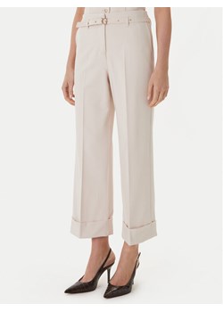 Guess Spodnie materiałowe W6GB17 W1894 Beżowy Regular Fit ze sklepu MODIVO w kategorii Spodnie damskie - zdjęcie 189101913