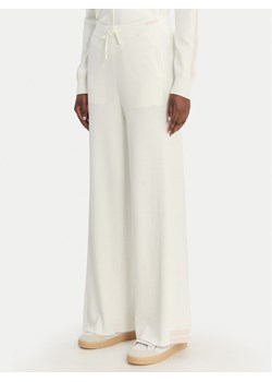 Guess Spodnie dzianinowe V6GB06 Z0651 Biały Regular Fit ze sklepu MODIVO w kategorii Spodnie damskie - zdjęcie 189101920