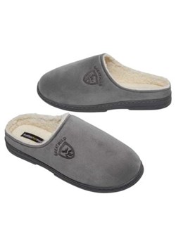 Kapcie ze sztucznego zamszu podszyte kożuszkiem sherpa ze sklepu Atlas For Men w kategorii Kapcie męskie - zdjęcie 189104093