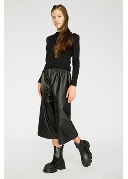 Czarne spodnie typu culotty ze sztucznej skóry, Rozmiar - 146, Kolor - Czarny ze sklepu REPORTER w kategorii Spodnie dziewczęce - zdjęcie 189104710