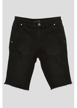 Czarne krótkie jeansowe spodenki z przetarciami, Rozmiar - 152, Kolor - Czarny ze sklepu REPORTER w kategorii Spodenki chłopięce - zdjęcie 189105162