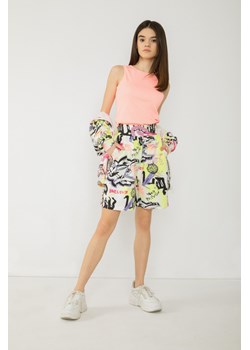 Wielobarwne krótkie spodenki graffiti z szeroką gumką, Rozmiar - 146, Kolor - Multikolor ze sklepu REPORTER w kategorii Spodenki dziewczęce - zdjęcie 189105590