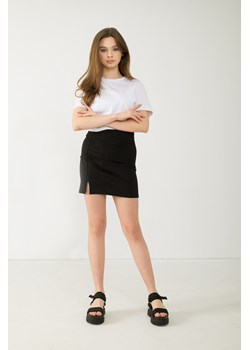 Czarna ołówkowa spódniczka mini z rozcięciem, Rozmiar - 140, Kolor - Czarny ze sklepu REPORTER w kategorii Spódnice dziewczęce - zdjęcie 189105661