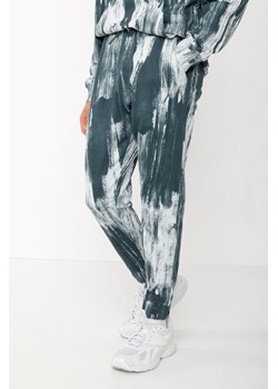 Niebieskie spodnie dresowe z nadrukiem tie dye, Rozmiar - 140, Kolor - Multikolor ze sklepu REPORTER w kategorii Spodnie chłopięce - zdjęcie 189105692