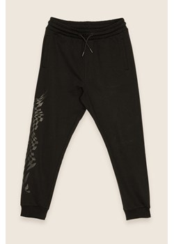 Czarne spodnie dresowe z nadrukiem szachownicy, Rozmiar - 140, Kolor - Czarny ze sklepu REPORTER w kategorii Spodnie chłopięce - zdjęcie 189105754