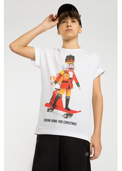 Biały świąteczny T-shirt z nadrukiem, Rozmiar - 176, Kolor - Biały ze sklepu REPORTER w kategorii T-shirty chłopięce - zdjęcie 189106010