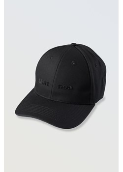 Czarna czapka z daszkiem z haftowanym napisem na środku, Rozmiar -  r1, Kolor - Czarny ze sklepu REPORTER w kategorii Czapki dziecięce - zdjęcie 189106443