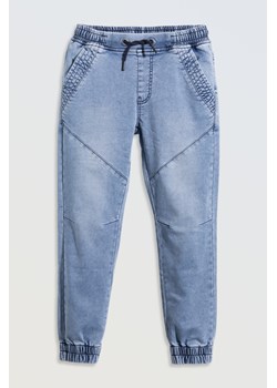 Niebieskie spodnie jeansowe typu joggery z modnymi przeszyciami, Rozmiar - 140, Kolor - Niebieski ze sklepu REPORTER w kategorii Spodnie chłopięce - zdjęcie 189106474