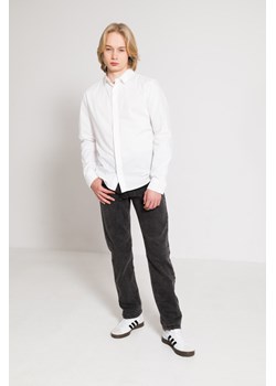 Biała koszula z długim rękawem zapinana na guziki, Rozmiar - 140, Kolor - Biały ze sklepu REPORTER w kategorii Koszule chłopięce - zdjęcie 189106650