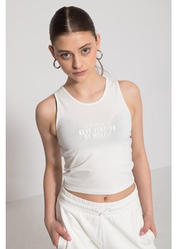Biały  crop-top na ramiączkach z minimalistycznym nadrukiem, Rozmiar - 140, Kolor - Biały ze sklepu REPORTER w kategorii Bluzki dziewczęce - zdjęcie 189106652