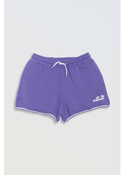 Fioletowe krótkie spodenki wykończone kontrastową lamówką, Rozmiar - 140, Kolor - Fioletowy ze sklepu REPORTER w kategorii Spodenki dziewczęce - zdjęcie 189106692