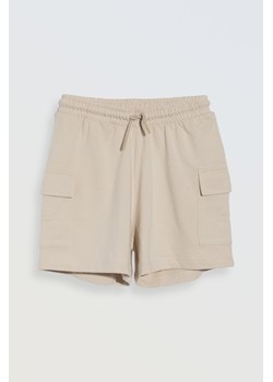 Beżowe krótkie spodenki z naszywanymi kieszeniami, Rozmiar - 140, Kolor - Beżowy ze sklepu REPORTER w kategorii Spodenki dziewczęce - zdjęcie 189106702