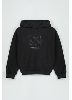 Czarna bluza REGULAR z kapturem z hologramowym nadrukiem na wysokości piersi, Rozmiar - 140, Kolor - Czarny ze sklepu REPORTER w kategorii Bluzy dziewczęce - zdjęcie 189106731