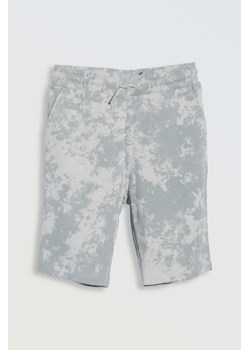 Szare krótkie spodenki z nadrukiem imitującym tie dye na całości, Rozmiar - 140, Kolor - Szary ze sklepu REPORTER w kategorii Spodenki chłopięce - zdjęcie 189106793