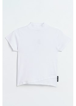 Biała bluzka SLIM z dzianiny prążkowanej z asymetrycznym przodem, Rozmiar - 140, Kolor - Biały ze sklepu REPORTER w kategorii Bluzki dziewczęce - zdjęcie 189106852