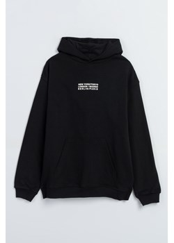 Czarna bluza REGULAR z kapturem z minimalistycznym nadrukiem na wysokości piersi, Rozmiar - 146, Kolor - Czarny ze sklepu REPORTER w kategorii Bluzy chłopięce - zdjęcie 189106921