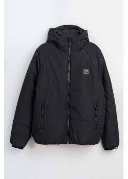 Czarna pikowana kurtka z aplikacją na wysokości piersi lekko ocieplana, Rozmiar - 140, Kolor - Czarny ze sklepu REPORTER w kategorii Kurtki chłopięce - zdjęcie 189106981