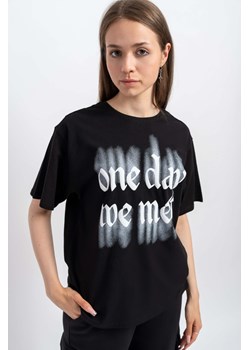 Czarny t-shirt oversize z kontrastowym nadrukiem z przodu, Rozmiar - 140, Kolor - Czarny ze sklepu REPORTER w kategorii Bluzki dziewczęce - zdjęcie 189107002