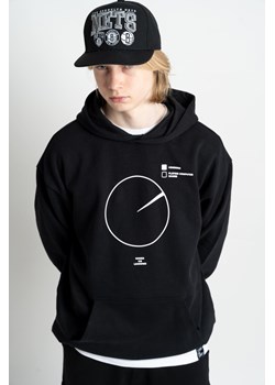 Czarna bluza REGULAR z kapturem z kontrastową grafiką na wysokości piersi, Rozmiar - 140, Kolor - Czarny ze sklepu REPORTER w kategorii Bluzy chłopięce - zdjęcie 189107014