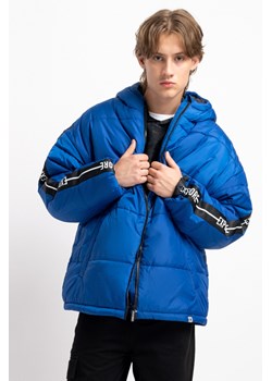 Niebieska ocieplana kurtka z kapturem i lampasami na rękawach, Rozmiar - 140, Kolor - Niebieski ze sklepu REPORTER w kategorii Kurtki chłopięce - zdjęcie 189107214