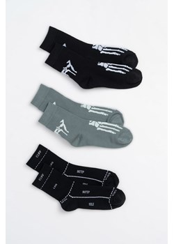 Czarno-szary zestaw skarpet z autorskimi grafikami 3-PAK, Rozmiar -  34, Kolor - Multikolor ze sklepu REPORTER w kategorii Skarpetki dziecięce - zdjęcie 189107292