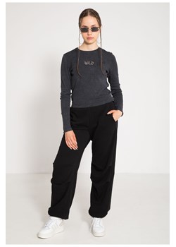 Czarne spodnie OVERSIZE z modnymi zaszewkami na kolanach, Rozmiar - 140, Kolor - Czarny ze sklepu REPORTER w kategorii Spodnie dziewczęce - zdjęcie 189107321