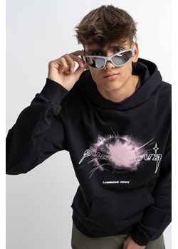 Czarna bluza z kapturem z autorską grafiką z przodu, Rozmiar - 140, Kolor - Czarny ze sklepu REPORTER w kategorii Bluzy chłopięce - zdjęcie 189107483