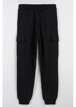 Czarne spodnie dresowe REGULAR z kieszeniami na nogawkach, Rozmiar - 140, Kolor - Czarny ze sklepu REPORTER w kategorii Spodnie chłopięce - zdjęcie 189107533