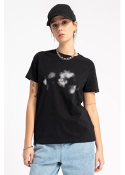 Czarny t-shirt COMFORT z autorską grafika z przodu, Rozmiar - 140, Kolor - Czarny ze sklepu REPORTER w kategorii Bluzki dziewczęce - zdjęcie 189107722