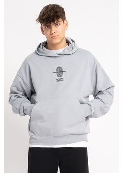 Jasnoniebieska bluza z kapturem BOXY z minimalistycznym nadrukiem, Rozmiar - 152, Kolor - Niebieski ze sklepu REPORTER w kategorii Bluzy chłopięce - zdjęcie 189107844