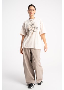 Beżowe spodnie tkaninowe OVERSIZE z modnymi cięciami, Rozmiar - 170, Kolor - Beżowy ze sklepu REPORTER w kategorii Spodnie dziewczęce - zdjęcie 189107850