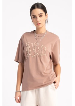 Ciemnobeżowy t-shirt OVERSIZE z aplikają z przodu, Rozmiar - 140, Kolor - Beżowy ze sklepu REPORTER w kategorii Bluzki dziewczęce - zdjęcie 189107862