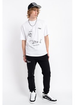 Czarne spodnie dresowe REGULAR z minimalistycznym nadrukiem, Rozmiar - 140, Kolor - Czarny ze sklepu REPORTER w kategorii Spodnie chłopięce - zdjęcie 189107911