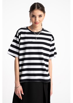 Luźny t-shirt BOXY w biało czarne pasy, Rozmiar - 140, Kolor - Biały ze sklepu REPORTER w kategorii Bluzki dziewczęce - zdjęcie 189108100